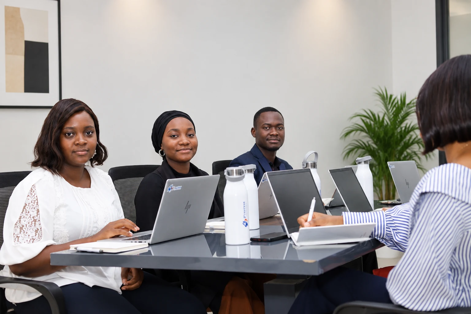FINOM professionals collaborating during a team meeting