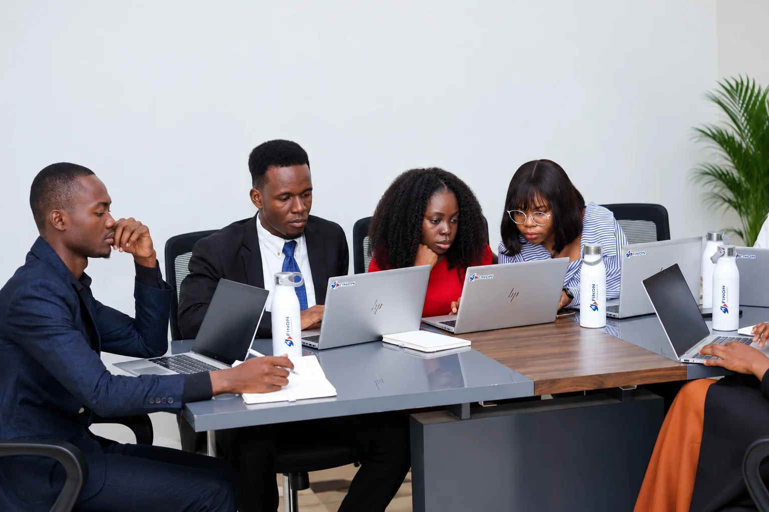 FINOM Consult professionals collaborating around a table
